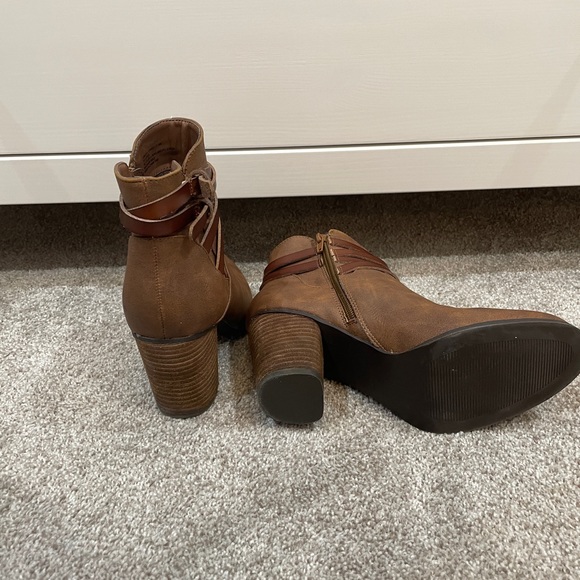 Madden Girl brown leather ankle boots. Size 8 - Picture 6 of 6